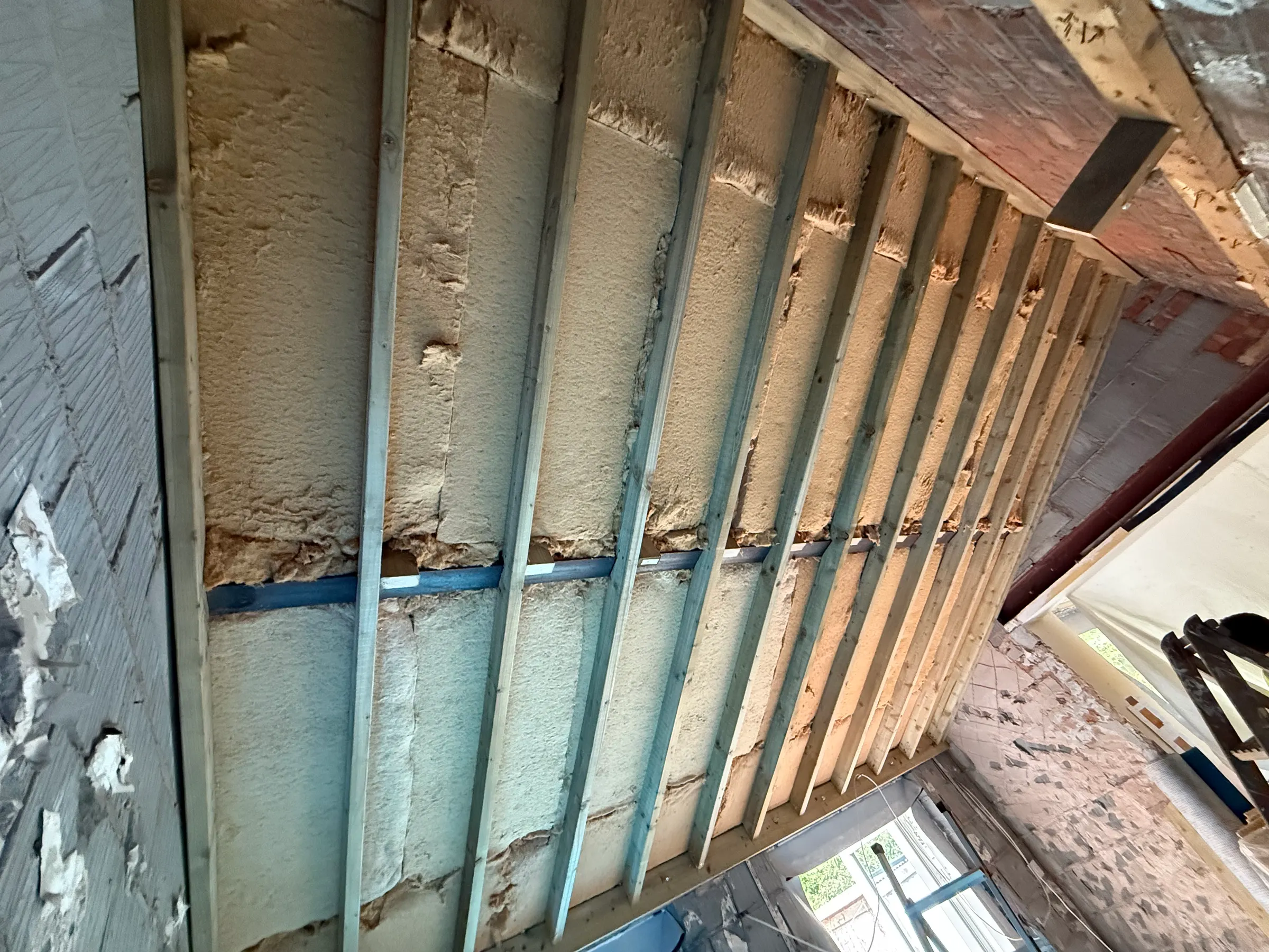 Ceiling insulation — Joists exposed